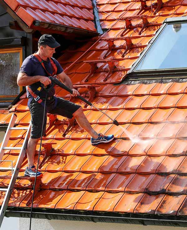 FARELL RENOV TOITURE : artisan couvreur dans le Cher (18) et le Loir-et-Cher (41) : travaux de charpente, traitement des bois de charpente et menuiserie, travaux de couverture et faîtage en neuf et en rénovation, zinguerie, dépannage urgent fuite toit, entretien de toiture : nettoyage, démoussage et peinture hydrofuge toiture, étanchéité toit plat terrasse, isolation toiture et combles, Nettoyage, démoussage, traitement anti-mousse, ravalement peinture façade imperméabilisation hydrofuge façade et nettoyage des extérieurs : allées, pavés, terrasses …  ... dans le Cher (18) et le Loir-et-Cher (41)