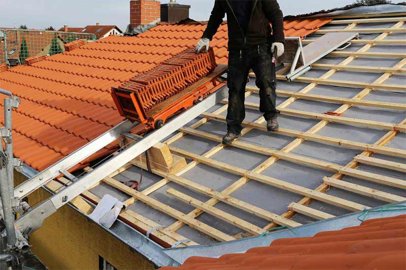 Travaux de couverture et zinguerie - FARELL RENOV TOITURE : artisan couvreur zingueur dans le Cher (18) et le Loir-et-Cher (41) : Travaux de couverture et faîtage en neuf et en rénovation. Dépannage urgent de fuite sur toit ! Pose et rénovation de toiture en zinc et des différents éléments de zinguerie : gouttière, corniche, bande de rives …. intervention dans le Cher (18) et le Loir-et-Cher (41).
