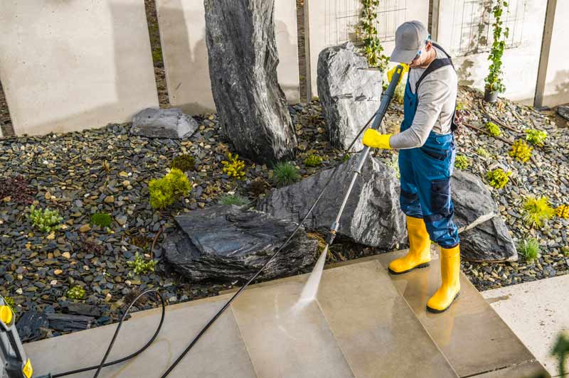FARELL RENOV TOITURE : artisan couvreur dans le Cher (18) et le Loir-et-Cher (41) : travaux de charpente, traitement des bois de charpente et menuiserie, travaux de couverture et faîtage en neuf et en rénovation, zinguerie, dépannage urgent fuite toit, entretien de toiture : nettoyage, démoussage et peinture hydrofuge toiture, étanchéité toit plat terrasse, isolation toiture et combles, Nettoyage, démoussage, traitement anti-mousse, ravalement peinture façade imperméabilisation hydrofuge façade et nettoyage des extérieurs : allées, pavés, terrasses …  ... dans le Cher (18) et le Loir-et-Cher (41)